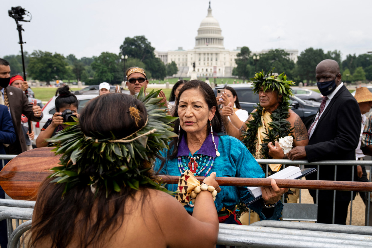 Minister van Binnenlandse Zaken Deb Haaland, het eerste Amerikaanse regeringslid van inheemse afkomst ooit, groet gasten in Washington. Zij kwalificeerde de term ‘squaw’ vorige maand als aanstootgevend en racistisch. Beeld Getty Images via AFP