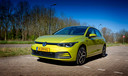 De nieuwe Volkswagen Golf rijdt zuinig met de 1.5 eTSI-motor. De schuiftoetsen in het interieur zijn geen aanwinst.