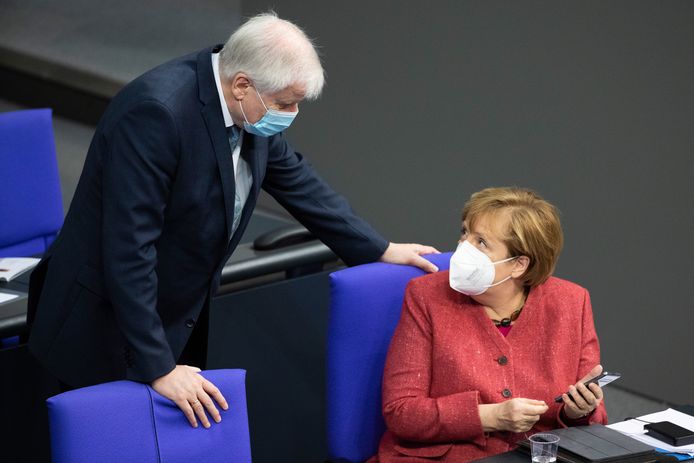 Merkel met de minister van Binnenlandse Zaken, Horst Seehofer.