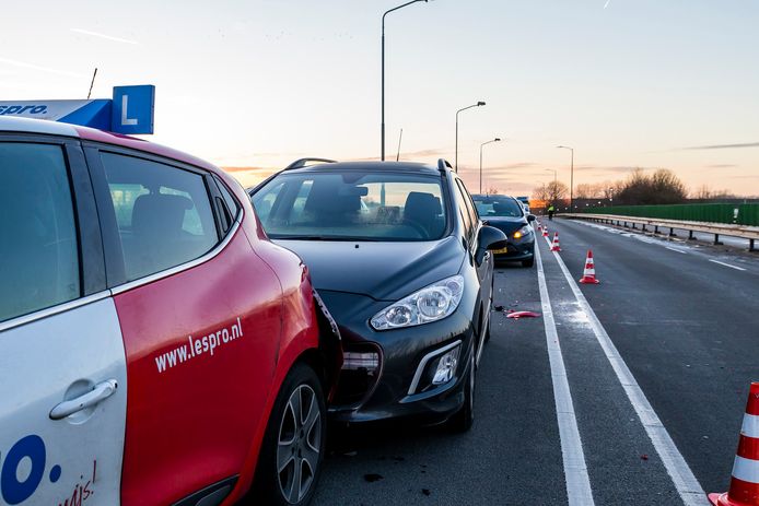 Vier auto's botsen op elkaar op Bovensteweg in Oosterhout. Foto Marcel van Dorst / MaRicMedia
