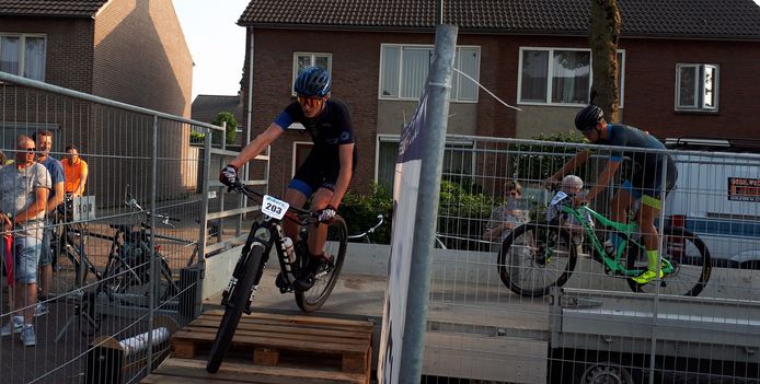 Bochten, hindernissen en springbulten bij eerste Mountainbike ...