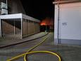 Groot tuinhuis gaat in vlammen op achter woning in Almelo