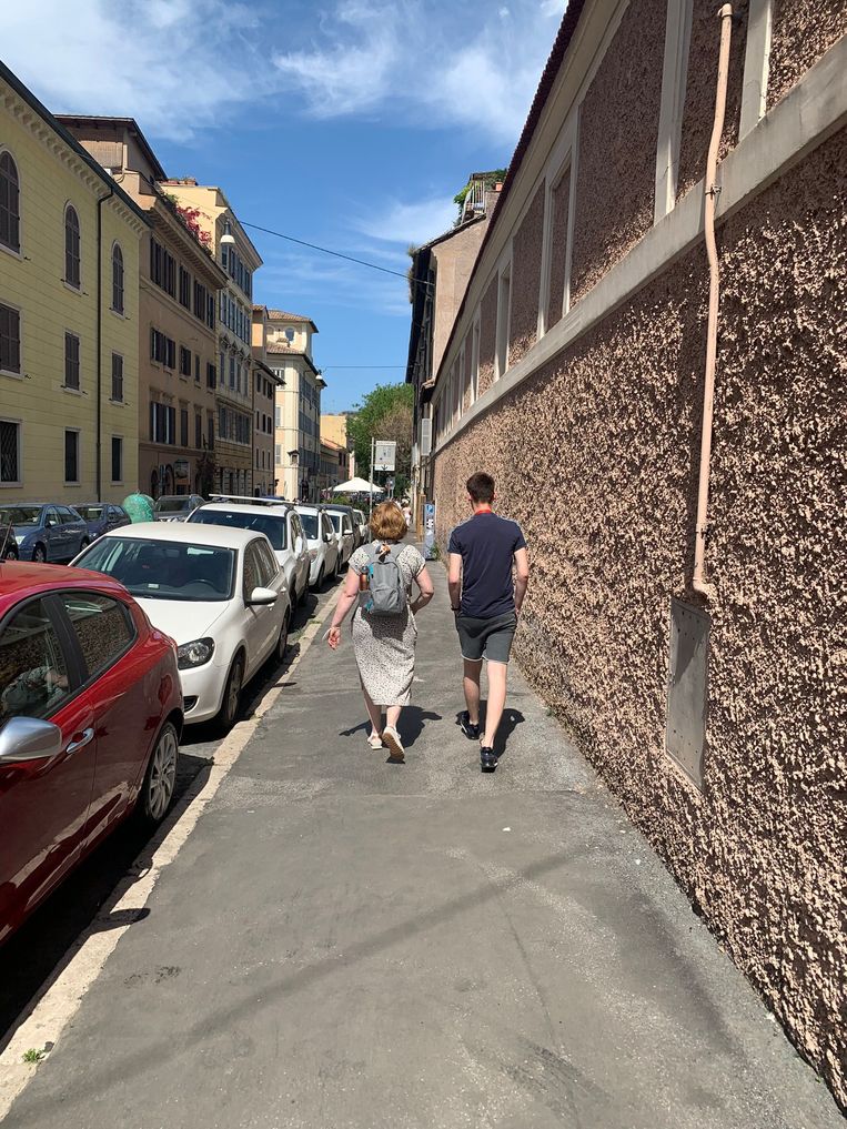 Moeder en zoon Hoitinga lopen door Rome. Beeld Stijn Fens