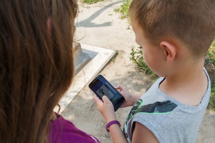 Kinderen met de Happy Life-app.