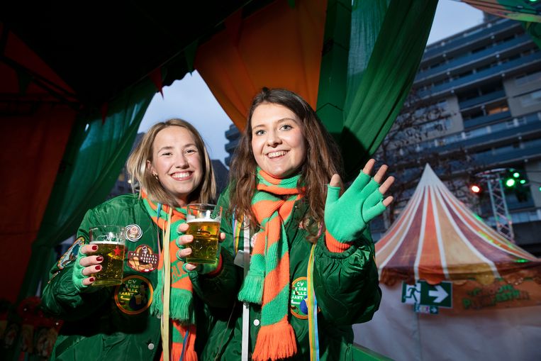 Lotte van Oudheusden (links) en Maartje van Wagenberg: ‘We willen niet dat carnaval aan stomme liedjes ten onder gaat’. Beeld Ton Toemen