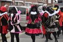 Illegale intocht Sinterklaas in Tuinzigt, met zwart geschminkte Pieten.