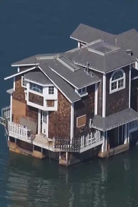 Une maison flottante aperçue dans la baie de San Francisco