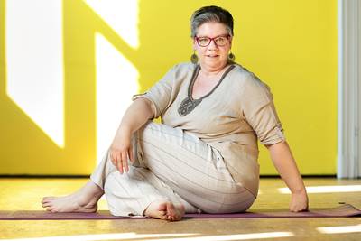 Yogalerares Conny (54) verdient samen met haar man 4.000 euro: “Onze inkomenskloof is geen echtelijke ruzie waard”