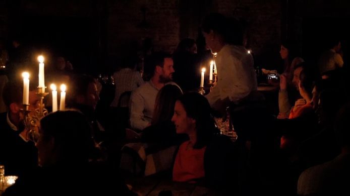 Een Brussels restaurant zet de klanten in kaarslicht om energiecrisis aan te kaarten