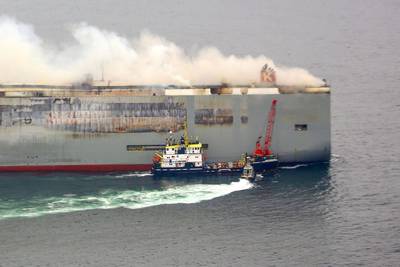 Rijkswaterstaat start met verslepen van brandend vrachtschip in Nederland
