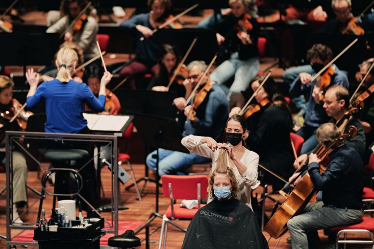 Aniek van Gils wordt geknipt op het podium van het Concertgebouw, op de achtergrond repeteert het Concertgebouworkest onder leiding van Susanna Mälkki. Beeld Milagro Elstak
