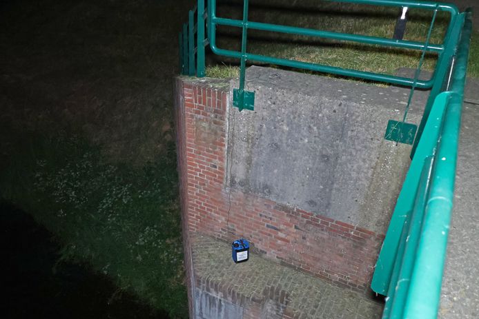 De politie kreeg op woensdagavond een melding binnen dat vier explosieven of voorwerpen die daarop lijken op de brug over de sluis aan de Zomerdijk in Waalwijk waren geplaatst.