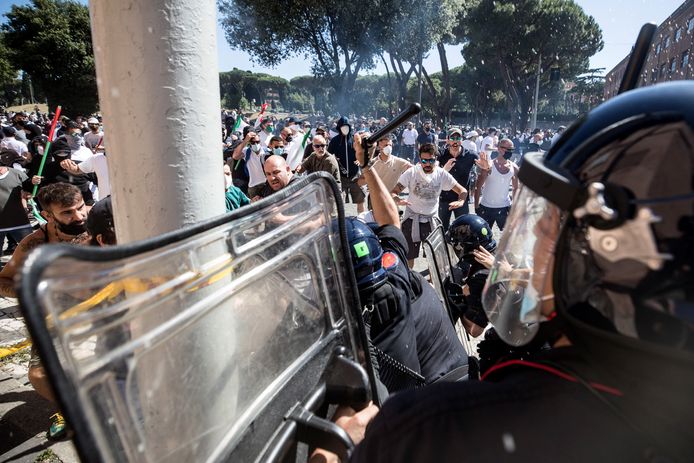 Gevechten tussen politie en demonstranten in Rome.