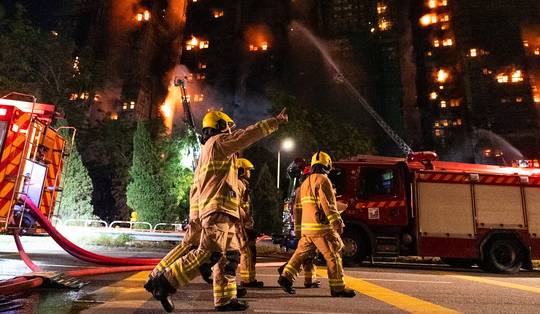 Dodental bij grote brand in woontorens in Hongkong loopt op tot 36: met 279 bewoners nog geen contact