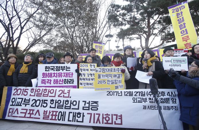 Verschillende inwoners van Zuid-Korea gingen protesteren. Ze accepteren het akkoord uit 2015 niet.