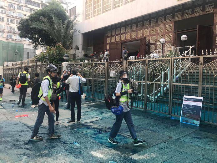 Verslaggevers voor de met blauwe verf bevuilde entree van de Kowloon-moskee in Hongkong.