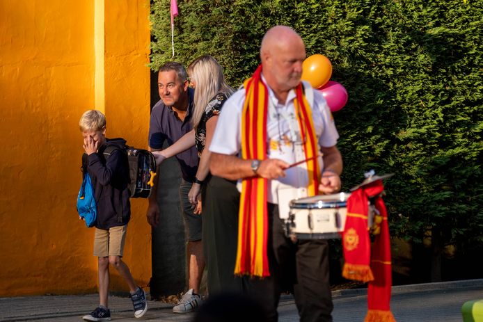 Leerlingen van basisschool Lyceum in Mechelen worden verwelkomd door de harmonie van KV Mechelen op de eerste schooldag