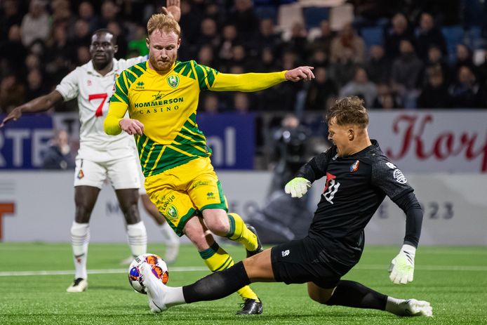 Telstar-doelman Ronald Koeman junior stopt Jort van der Sande.