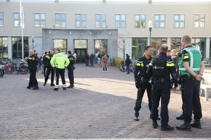 De politie is ter plekke op de TU Delft. Er zou mogelijk een gewapende man in een van de gebouwen zijn.