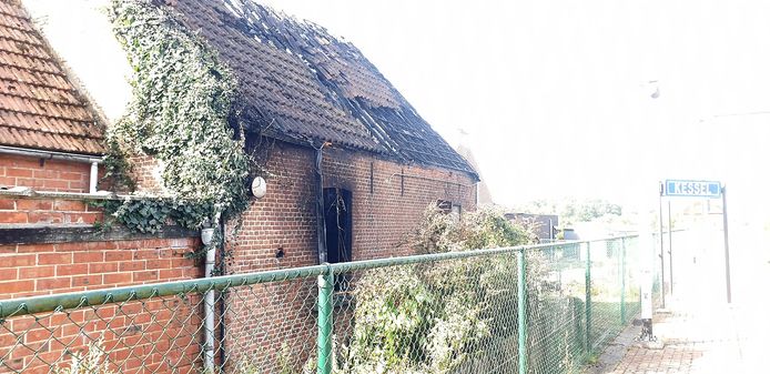 Een uitslaande brand heeft zondagochtend een alleenstaande woning in de Onze-Lieve-Vrouwestraat in Kessel-Station volledig verwoest.