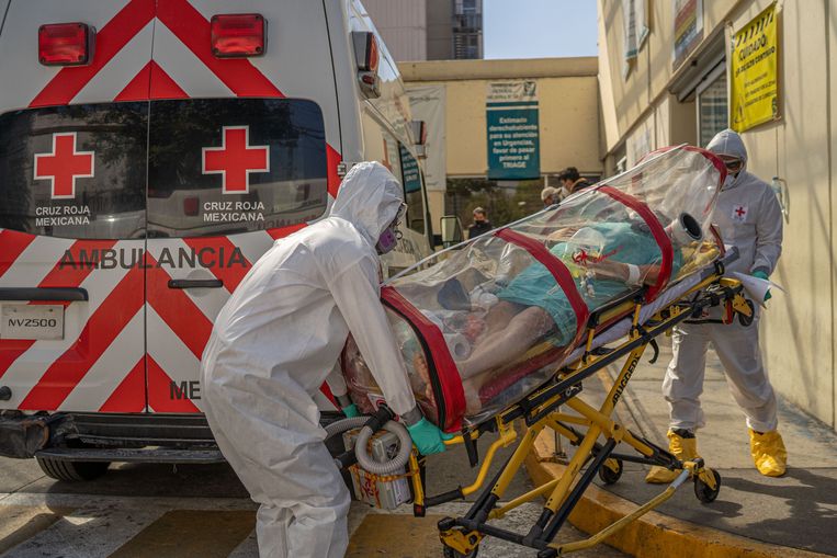 Medewerkers van het Rode Kruis brengen een coronapatiënt naar een ander ziekenhuis in Mexico-Stad. Beeld Alejandro Cegarra