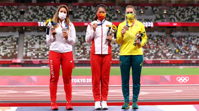 Maria Andrejczyk naast gouden Liu Shiying (China) en bronzen Kelsey-Lee Barber (Australië).
