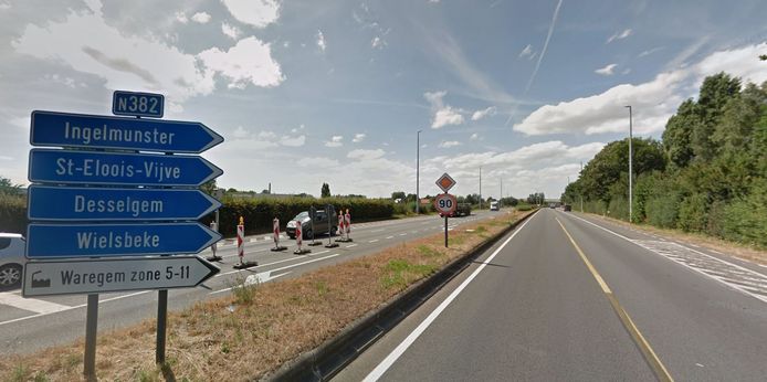 De N382, hier met zicht van aan de Lebbestraat richting Duthoystraat
