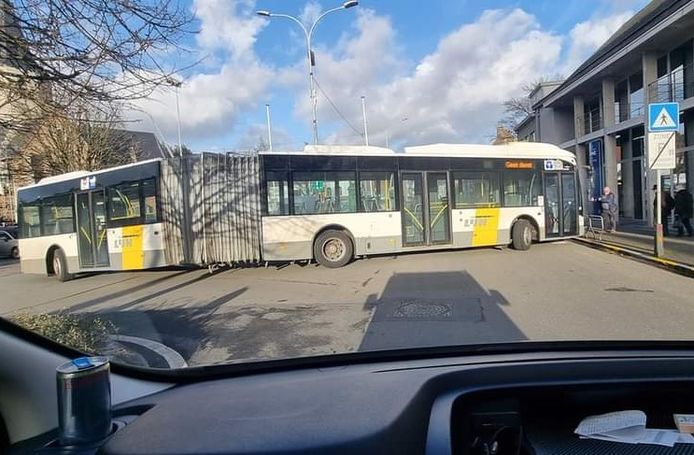 Buschauffeurs klagen keerpunt Polenlaan aan: “U-bocht met harmonicabus ...