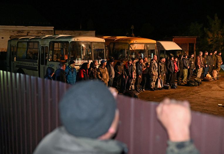 Reservisten worden verzameld in de Siberische stad Tara in de Omsk-regio. Tegelijkertijd vluchten veel mannen voor de mobilisatie die hen naar het front in Oekraïne dwingt.  Beeld Reuters