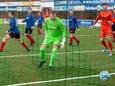 Leusden Roda-Montfoort Doelman Daan Droere kijkt de bal na die via de paal het doel in gaat 0-1