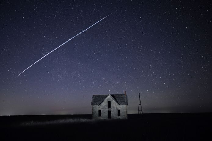 Een satelliet van SpaceX passeert langs de nachtelijke hemel