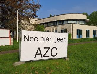 Petitie en huis-aan-huisposters tegen komst asielzoekerscentrum in pand Neckermann
