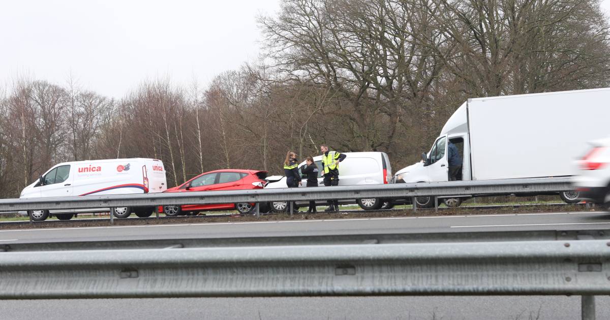 Flinke file na kettingbotsing op de A1 bij Terschuur.