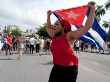 President Cuba roept aanhangers op spontane betogingen neer te slaan