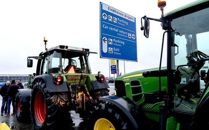 Passagiers van en naar Eindhoven Airport ondervonden grote hinder van de boeren die met tractoren richting de luchthaven waren opgestoomd.