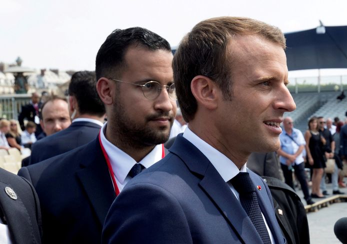 Archiefbeeld - De Franse president Emmanuel Macron (r.) samen met de veiligheidsmedewerker Alexandre Benalla (l.) op de Franse nationale feestdag. REUTERS/Philippe Wojazer/File Photo