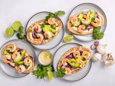Wat Eten We Vandaag: Pita met knoflookgarnalen, avocado, rode kool en limoenmayonaise
