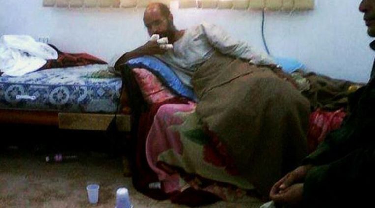 Eerste beelden van de opgepakte Saif-al Islam Gaddafi, zoals die vanmiddag door Al Arabiya werden vertoond. Beeld 