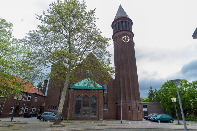 De Heilig Hartkerk aan de  Ploegstraat staat alweer zo'n 10 jaar leeg; het plan om de kerk om te bouwen tot sport- en recreatiecentrum Mysteria stuit op verzet van de buurt. De rechter geeft de gemeente Eindhoven huiswerk mee over de vergunning.