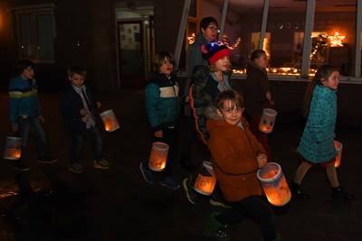 Toch nog een soort kerstviering: met lichtjes rond de school als afscheid in Sint Agatha