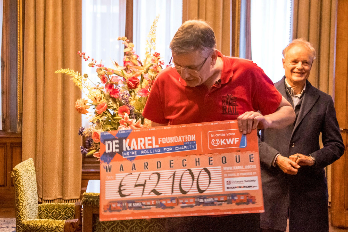 Goededoelentrein De Karel beklad met graffiti, duizenden euro's schade: 'Gaat  ten koste van cheque aan KWF' | Foto | AD.nl