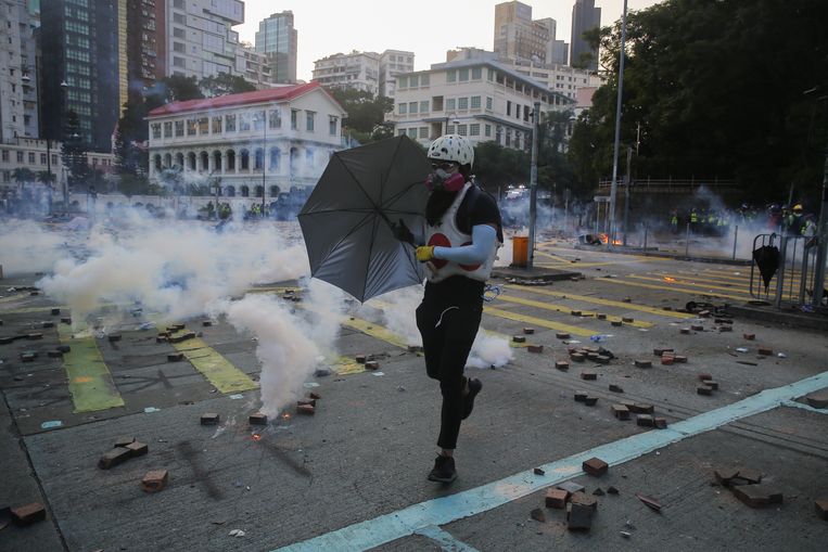 Een manifestant trotseert het traangas bij de Polytechnische universiteit in Hongkong. Beeld EPA