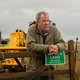Boer Jeremy Clarkson ploegt zijn veld met een enorme Lamborghini: ‘Er bestaat voor mij nu geen groter geluk’