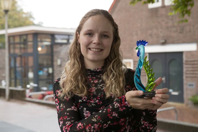 Mariëlle Verhoef met het speciale 'corona-Goudhaentje' dat Team Top700 in januari won.  ,,Wij wilden de Luttenbergers samenbrengen tijdens een moeilijke periode. En als je daar dan een speciale prijs voor krijgt, ben je daar blijkbaar in geslaagd. Dat is erg eervol.’’