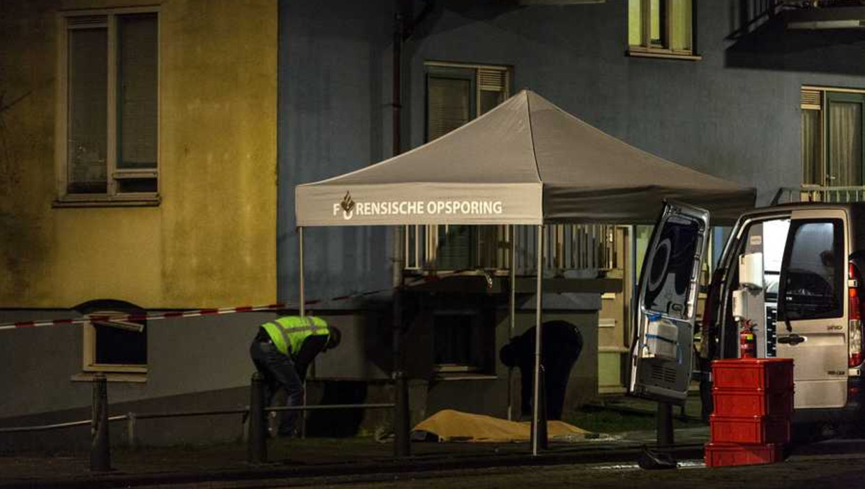 Het dodelijk slachtoffer van een explosie in een kelderbox aan de Broekslootkade ligt onder een deken op straat. Beeld anp
