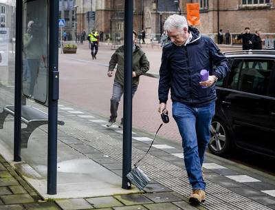 Leider radicaal-rechtse Pegida opgepakt in Nederland omdat hij koran aan leiband over de grond sleepte