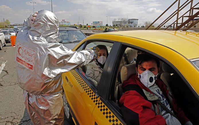 Het Iraanse Rode Kruis controleert automobilisten op het coronavirus.