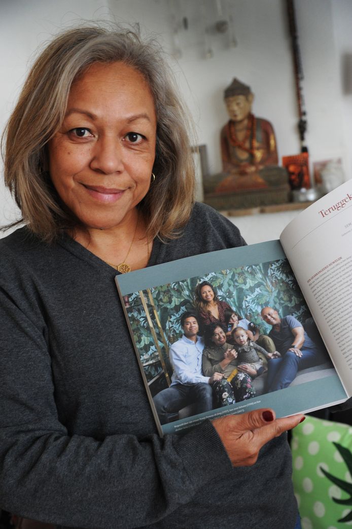 Ellen Usmany met het boek ‘De lange reis van de poesaka’, vol Indische herinneringen dat Simone Berger maakte met fotograaf Armando Ello. Op de foto in het boek staat Ellens familie.