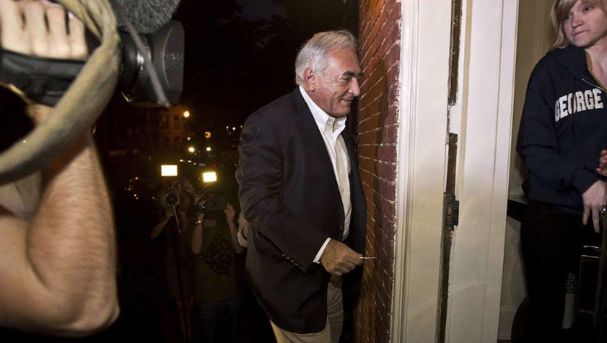 Strauss-Kahn arriveert bij zijn huis in Washington, waar hij gisteren afscheid nam van het IMF. ©Reuters Beeld 