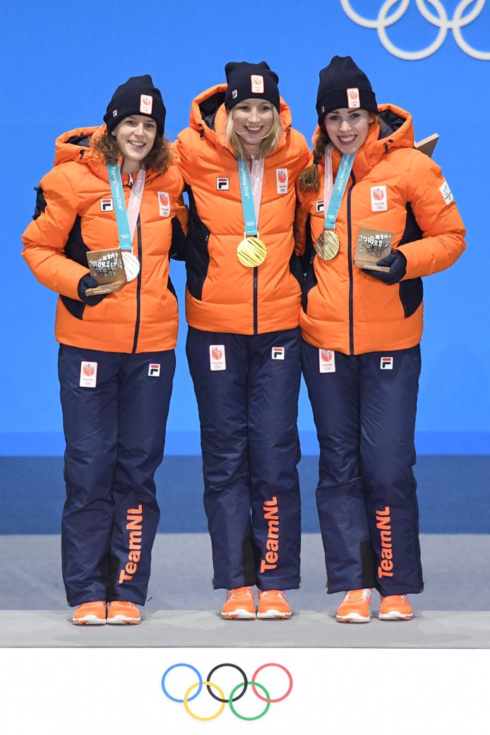 Ireen Wüst, Carlijn Achtereekte en Antoinette de Jong (vlnr) op het podium na de medaille-uitreiking.